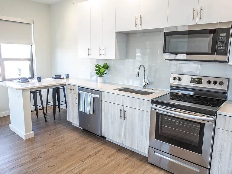 504 E Stoughton St #602 — Photo 2
