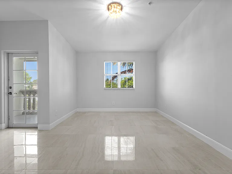 621 NE 8th Ave — Photo 64