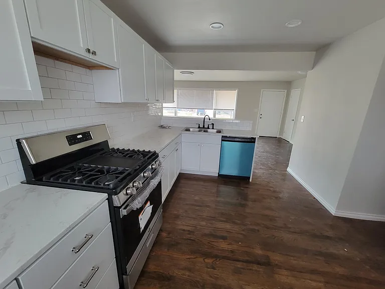 4726 Dartmouth Dr — Photo 3