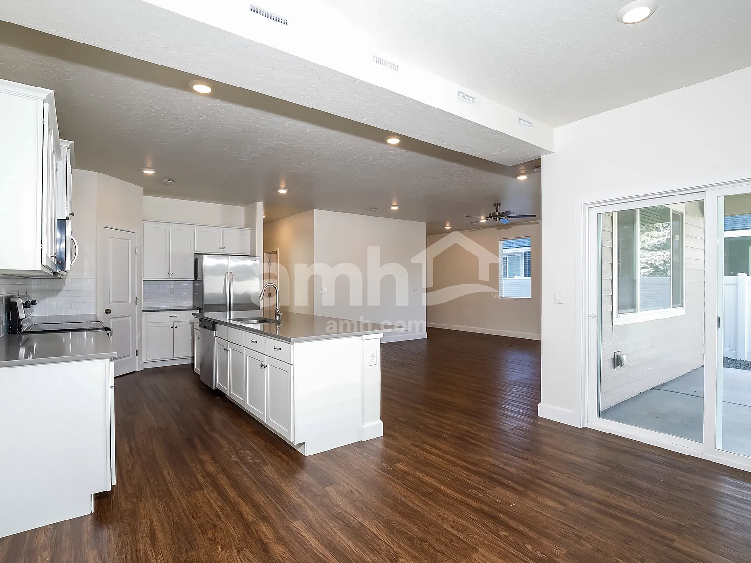 5 bed, 3.0 bath, 2468 sqft, $3,385 — Photo 4