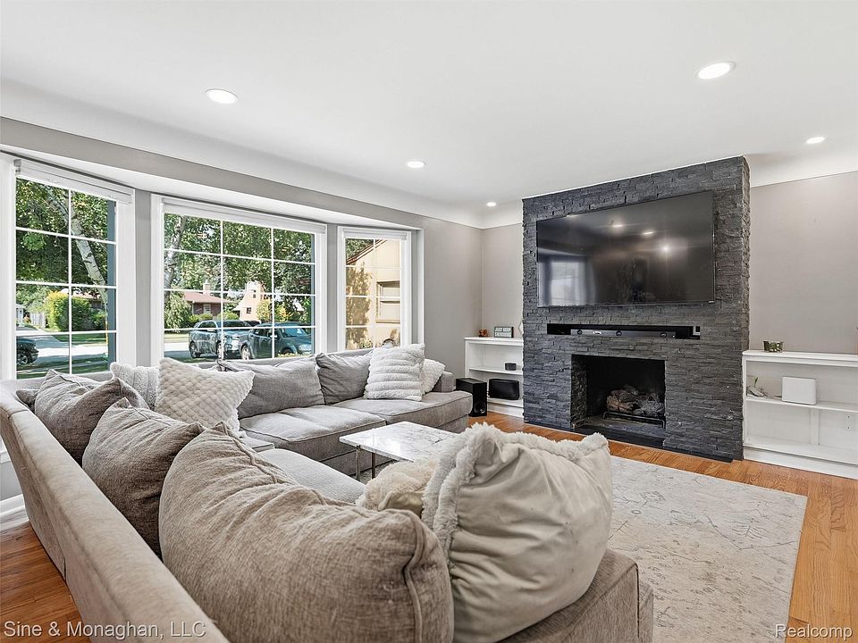 1327 Alicia Ct, photo 2