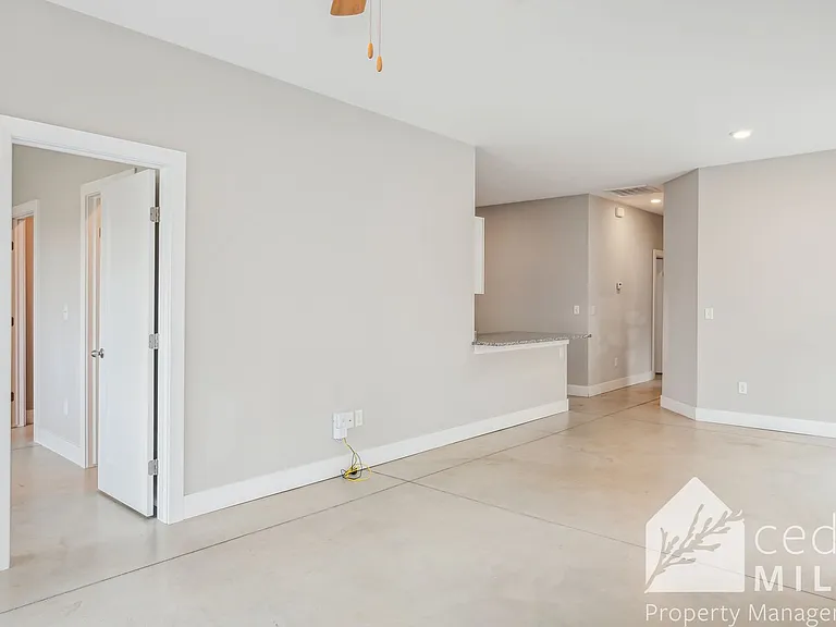 8025 E 34th St S — Photo 2