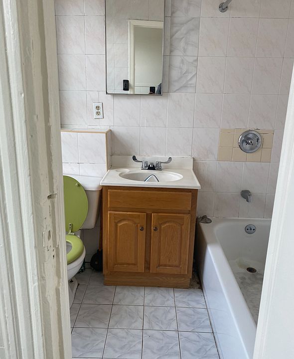2nd image of 25 Clarendon Ave APT 1