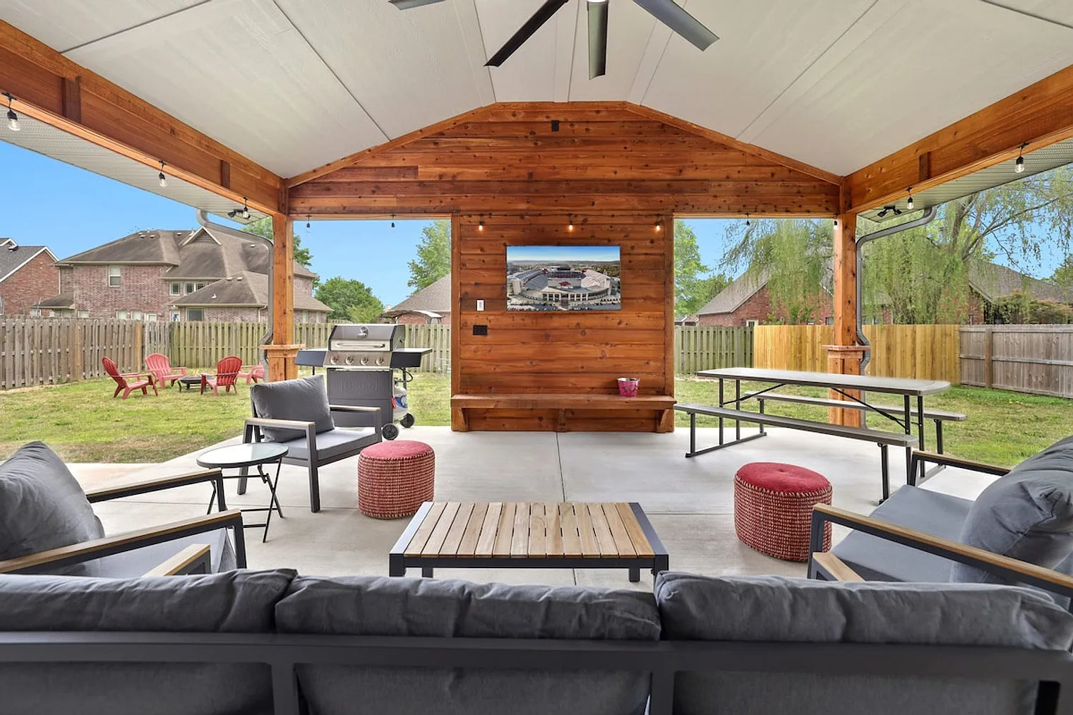 5 bed, 4.0 bath, 2712 sqft, $6,877 — Photo 2