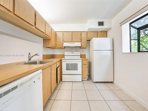 5th image of 110 Gardens Dr APT 202