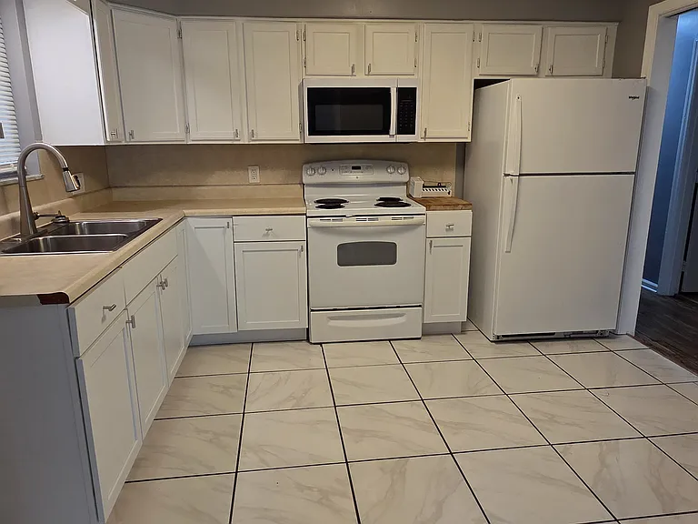 1380 Catalpa Dr — Photo 6