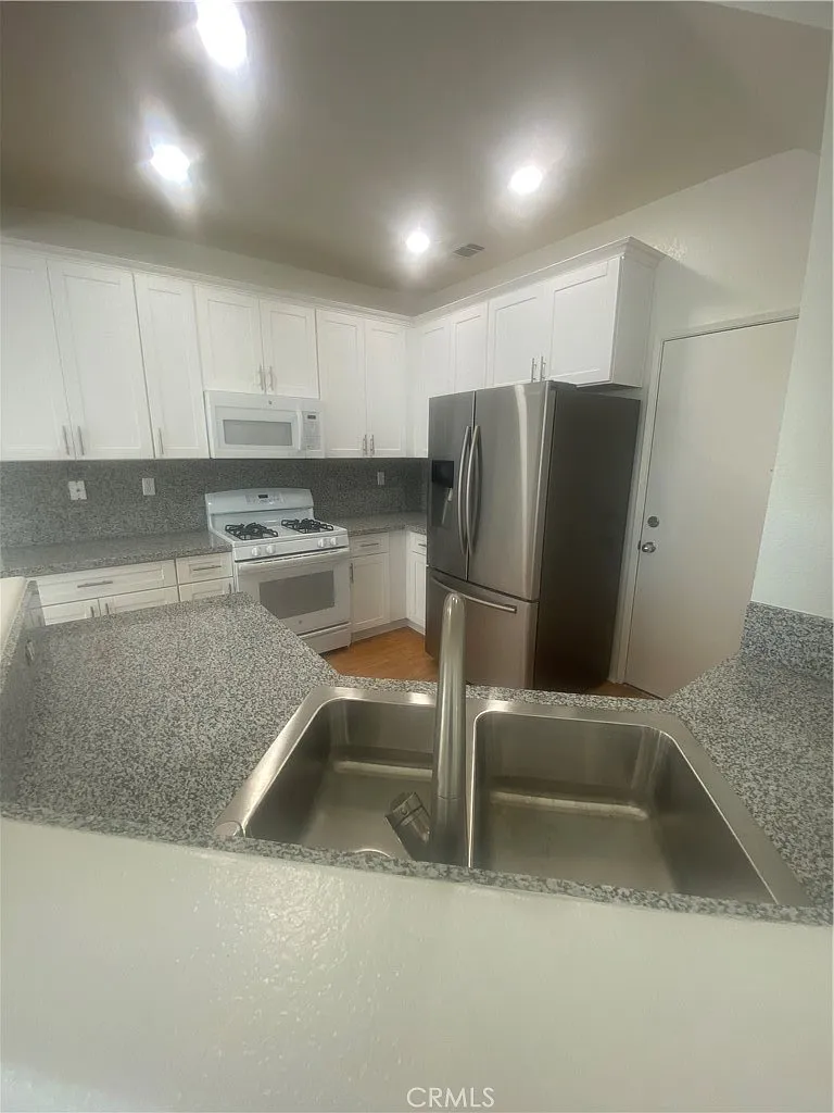 3 bed, 2.5 bath, 1553 sqft, $3,800 — Photo 4
