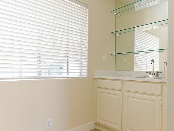 5th image of 1230 Wellesley Ave APT 205