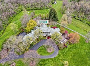 2 Twin Hills Ridge Dr, Cincinnati, OH 45230