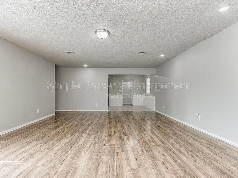 7505 NW 29th St — Photo 12