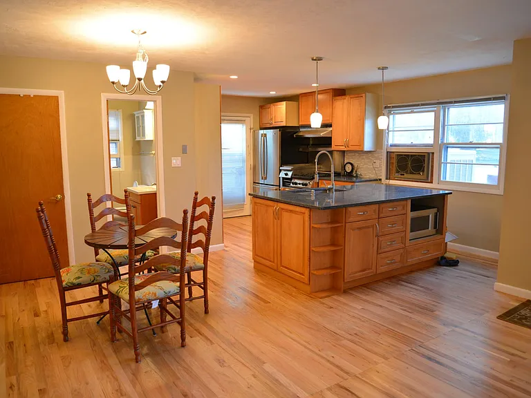 1830 Balsam Ave — Photo 5