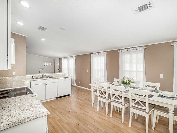 3rd image of 4890 Cambridge Dr