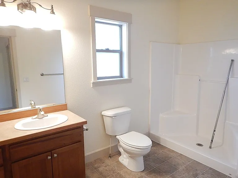 704 NE Loper Ave — Photo 10