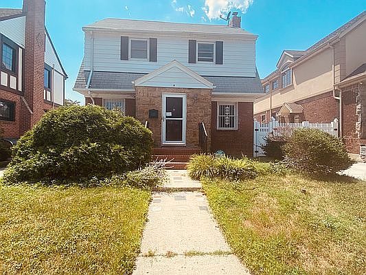 1st image of 6352 Ellwell Cres Floor 1