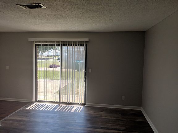 3rd image of 213 S Oak Ave