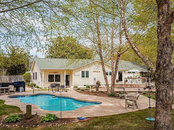 5th image of 37 Hickory Ln
