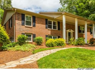 1 Dunean Ln, Hendersonville, NC 28739