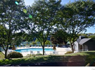 105 Fawn Ridge Ln, Norwalk, CT 06851