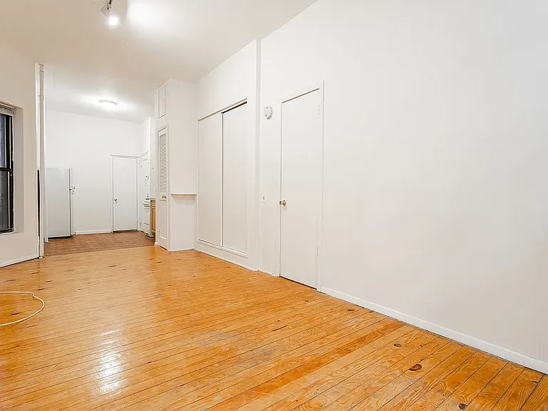 403 E 70th St #1 — Photo 2