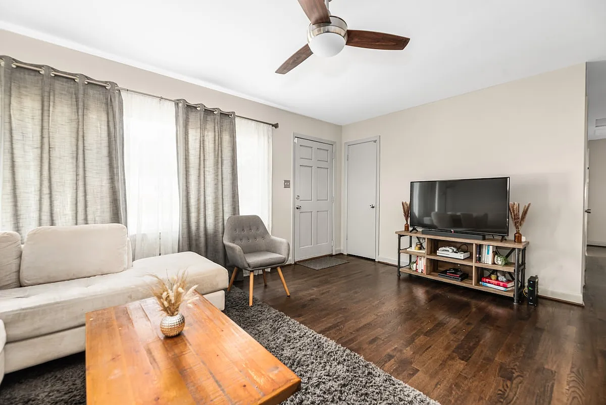 3 bed, 1400 sqft, $2,650 — Photo 4