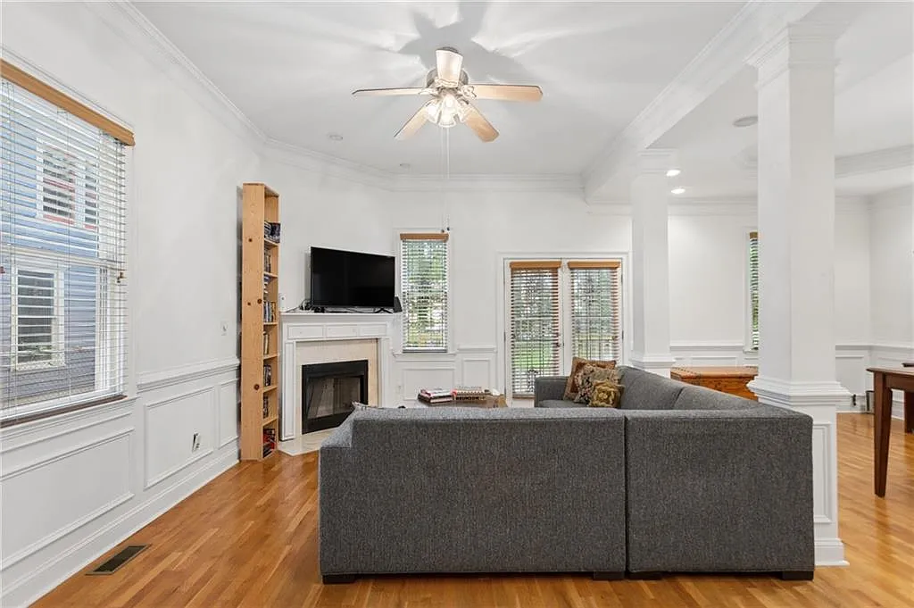 3 bed, 2.5 bath, 2192 sqft, $2,800 — Photo 4