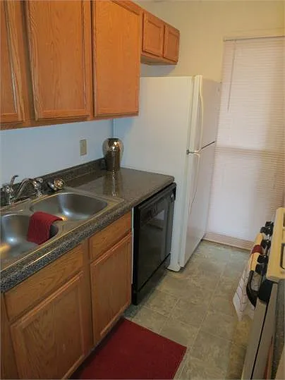 711 W Elm St — Photo 100