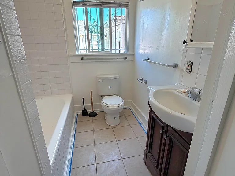 1940 N Marengo Ave — Photo 15