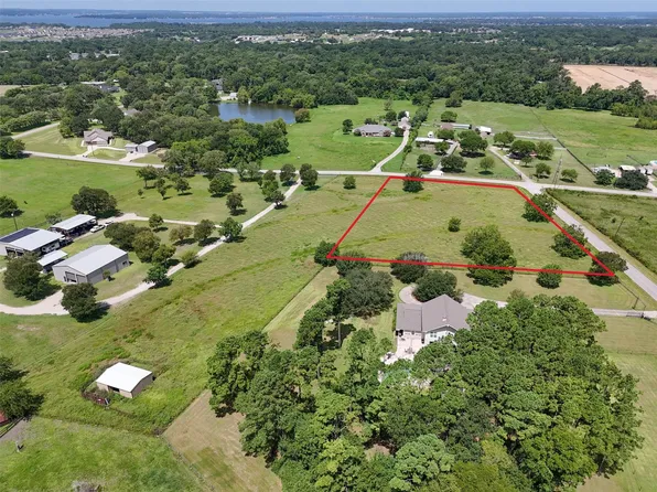 Thompson Rd, Willis, TX 77318