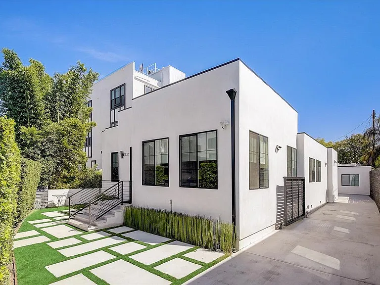 1832 S Redondo Blvd — Photo 1