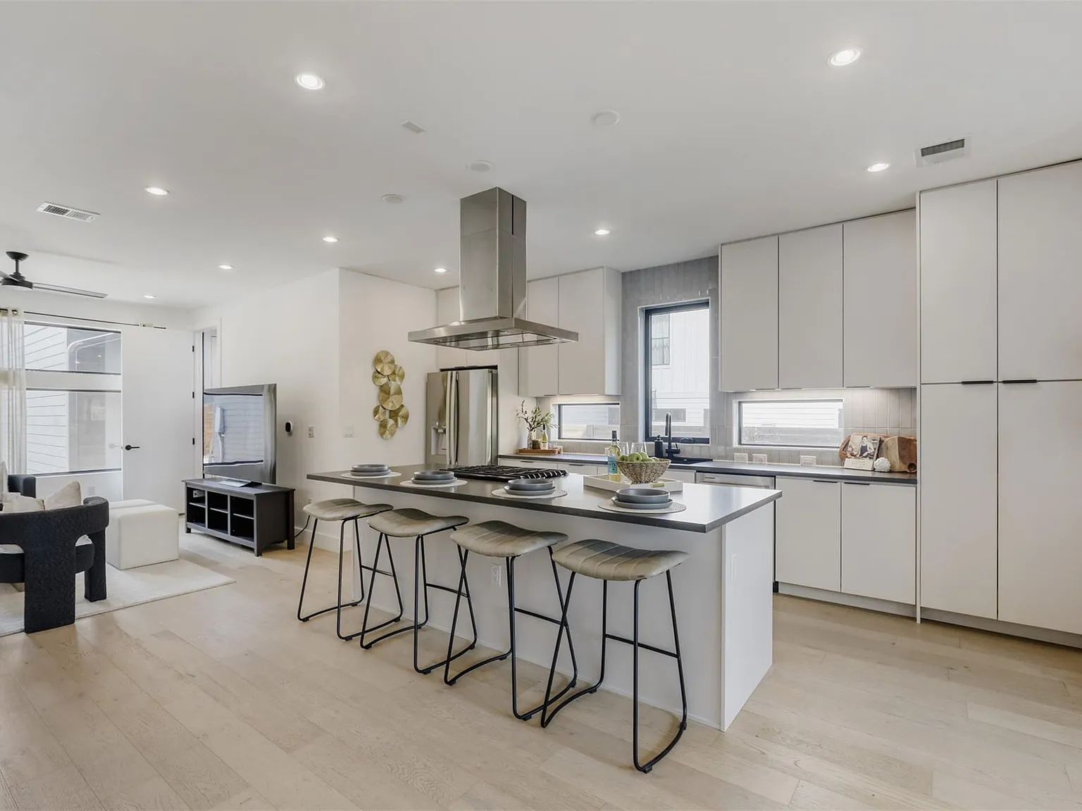 3 bed, 2.5 bath, 2193 sqft, $4,000 — Photo 3