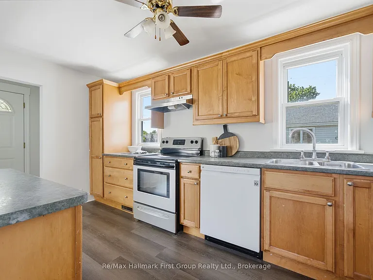 573 Sinclair St — Photo 6