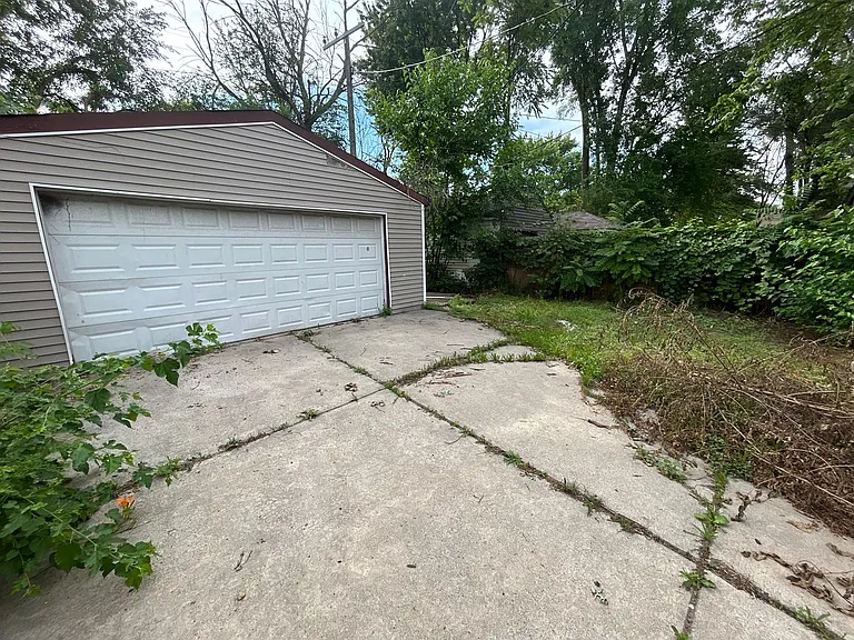 16575 Mendota St — Photo 33