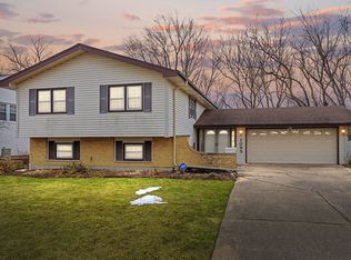 1095 Hassell Rd, Hoffman Estates, IL 60169