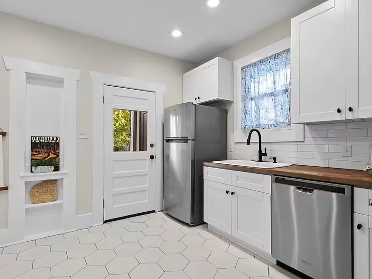 330 E Myrtle St — Photo 6