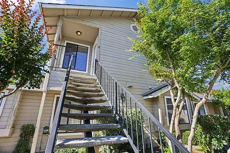 2 bed, 920 sqft, $2,200 — Photo 1