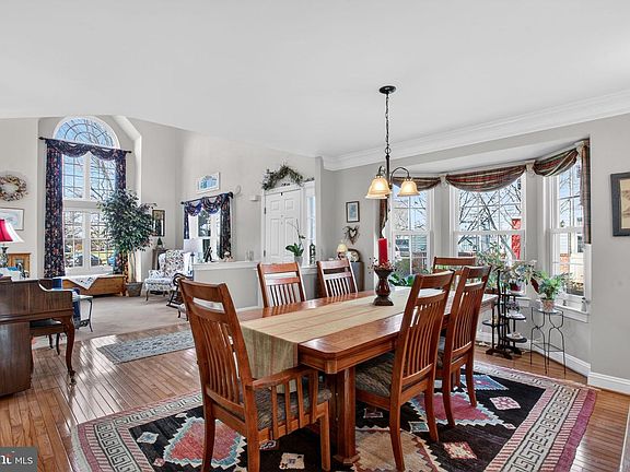 5th image of 375 Belcourt Way