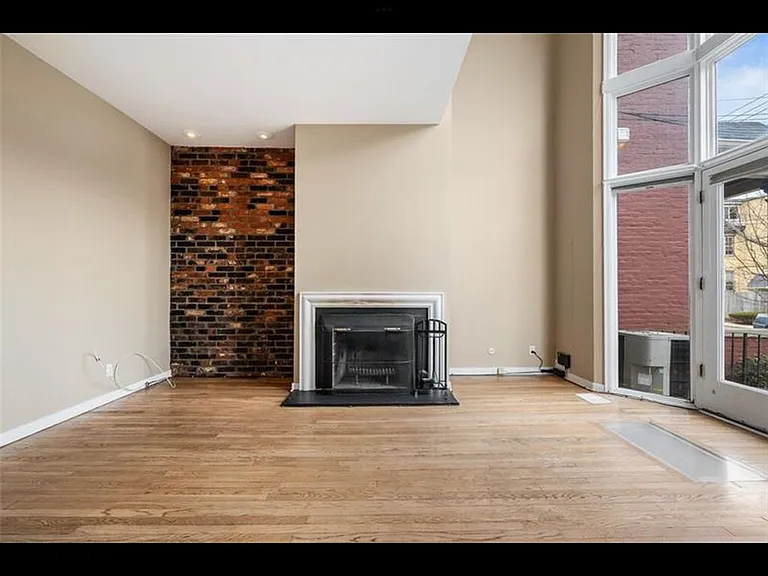 6412 Howe St #1 — Photo 3