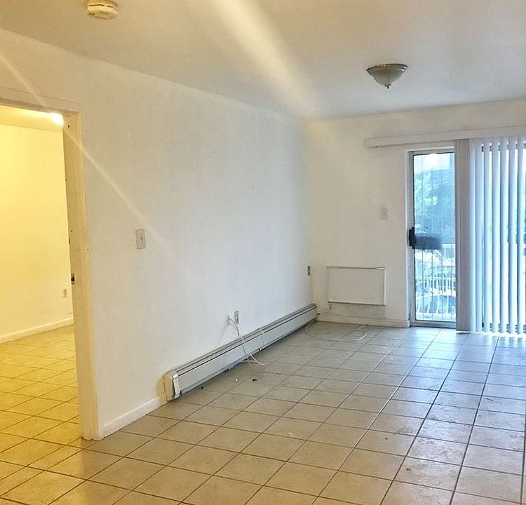1st image of 917 27th Ave APT 2F