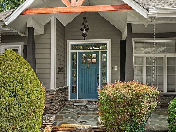 4th image of 214 S Summit Dr