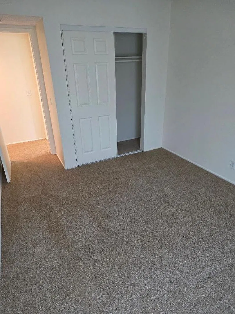 Spacious 2 bedroom, freshly remodeled Penthouse Condominium — Photo 3