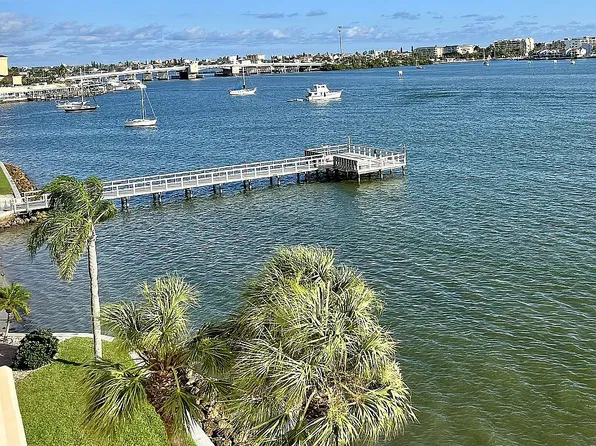 4750 Cove Cir, Saint Petersburg, FL