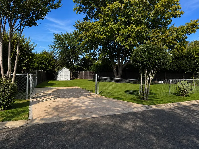 110 Lake Vista Dr — Photo 2