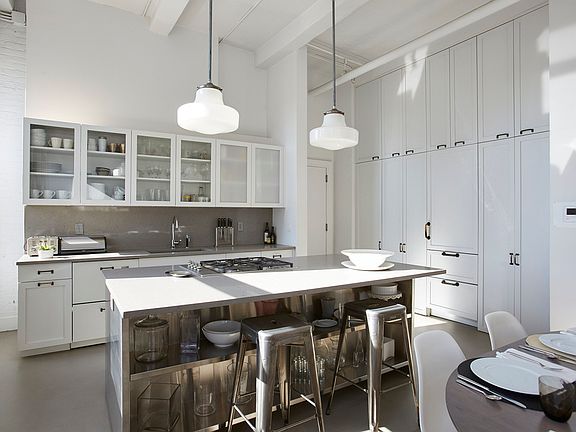 4th image of 321 W 13th St APT 7C