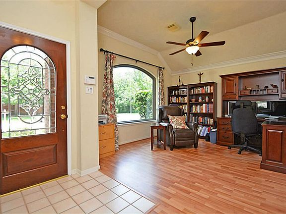 Spacious, light entry way