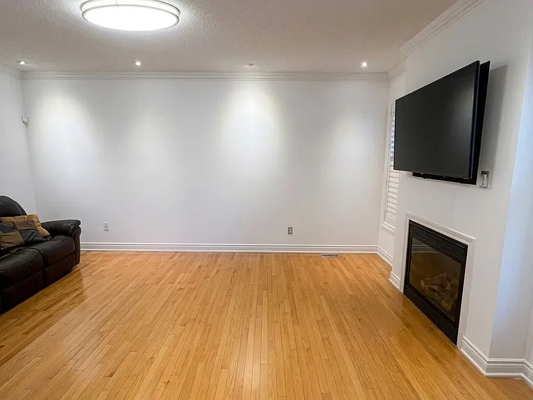 35 Waite Cres — Photo 2