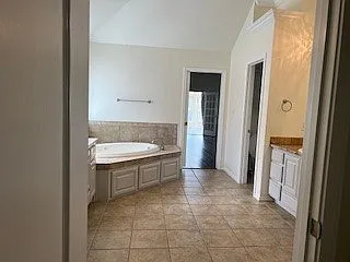 4 bed, 3.0 bath, 3561 sqft, $4,000 — Photo 2