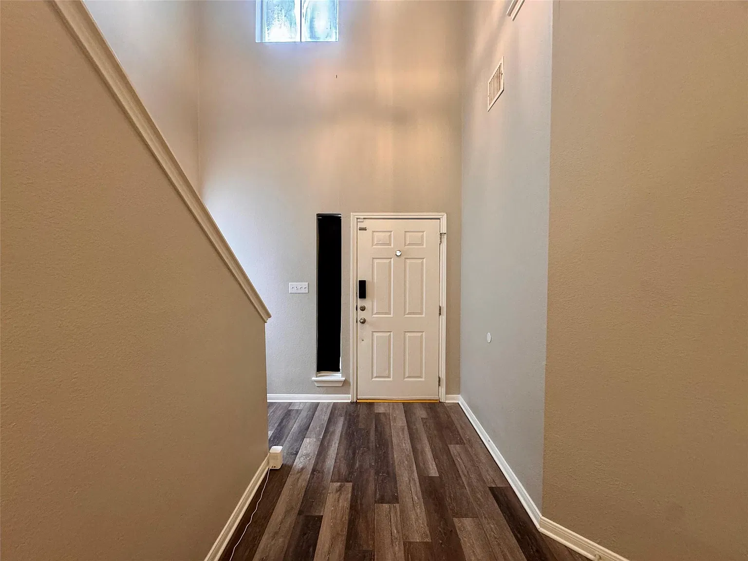 3 bed, 2.5 bath, 1768 sqft, $2,100 — Photo 2