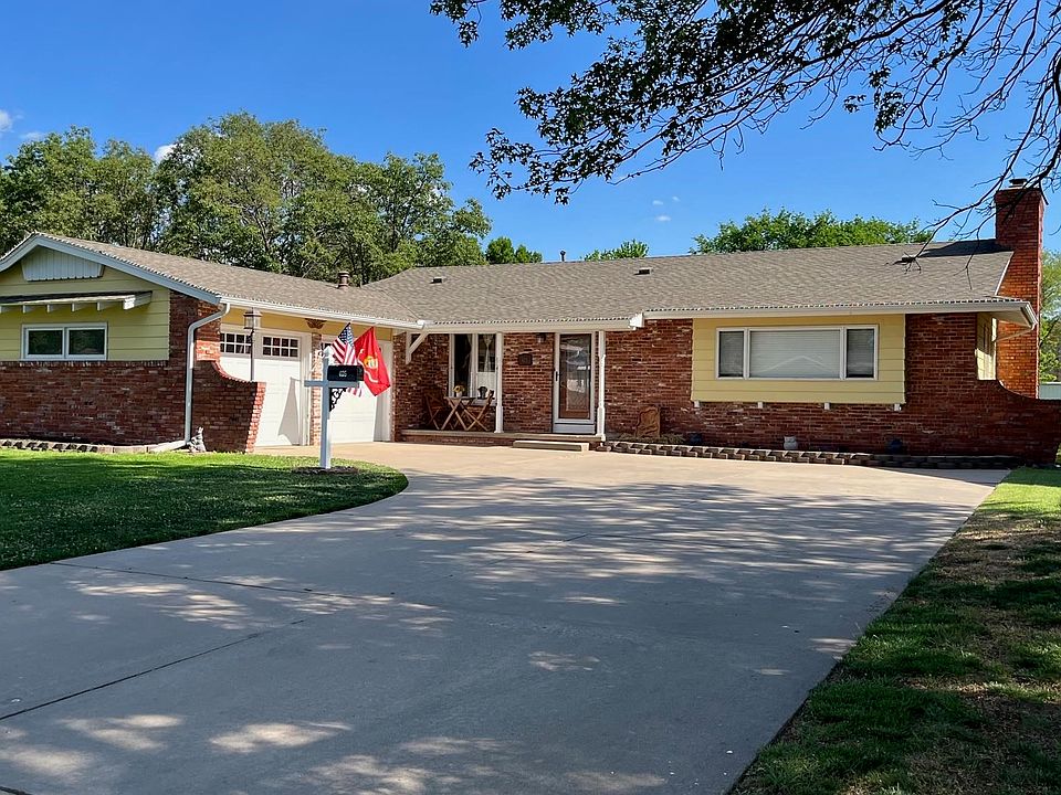 1st image of 405 Pembroke Ln