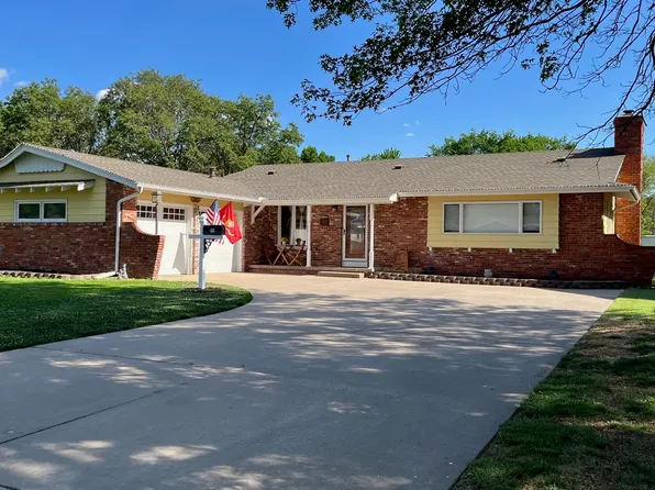 405 Pembroke Ln, Ellinwood, KS 67526