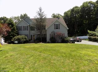 13 Log Rd, Lake Hopatcong, NJ 07849